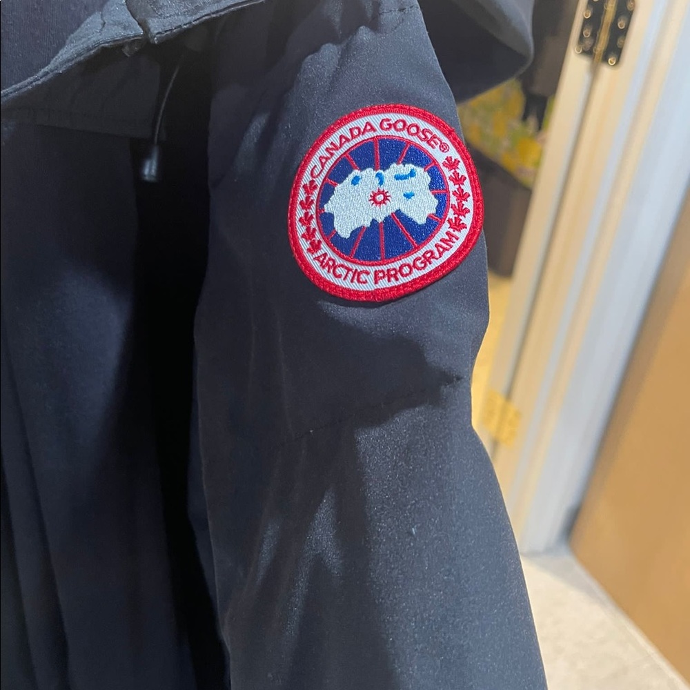Barely Work Authentic Canada Goose Jacket Size S - image 4